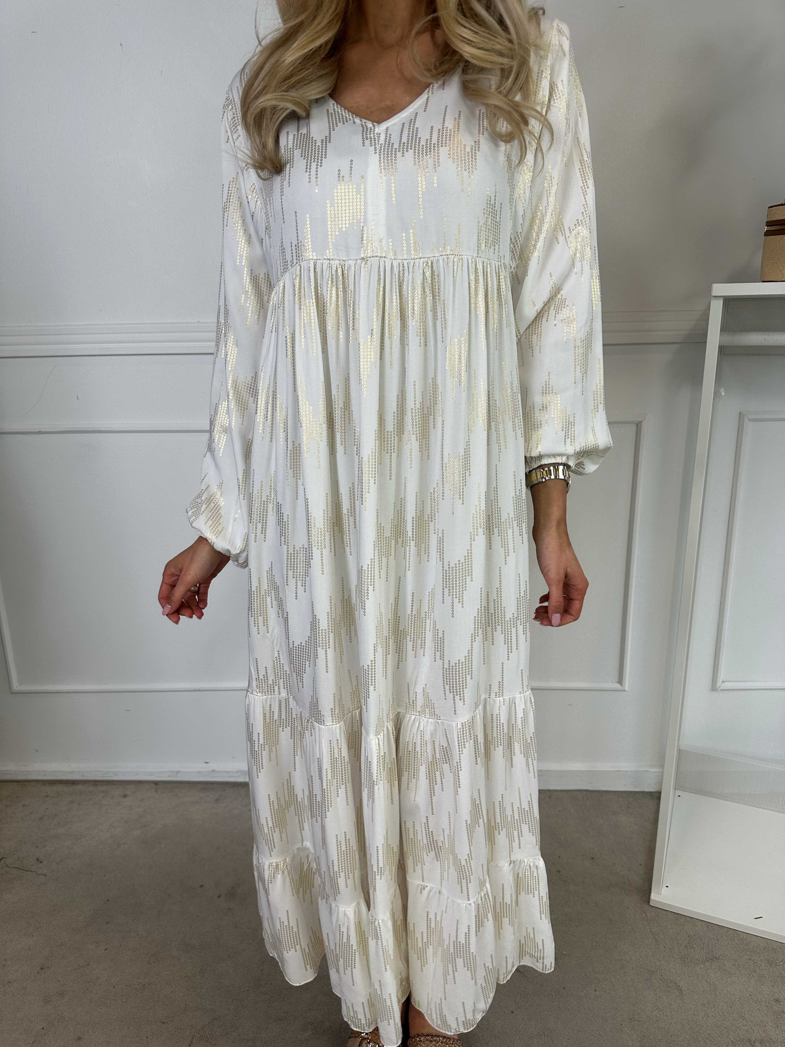 Mona - Lang løs kjole i viskose med gulddetaljer